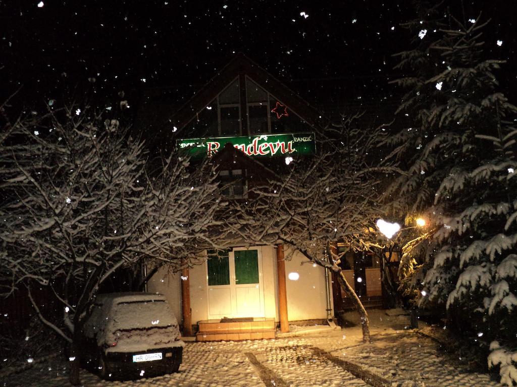 Randevu Panzio Hotel Miercurea Ciuc Exterior photo